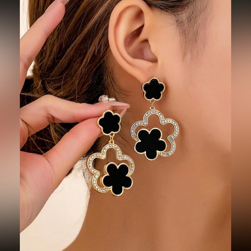 Elegant Black and Gold Clover Earrings